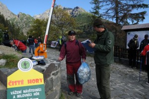 Dobrovolníci uklízejí Tatry