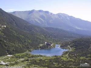 Zelené pleso a Belianske Tatry při výstupu do Veľké Zmrzlé doliny