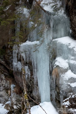 Ledopád padá až na dno doliny
