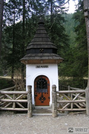 hornická kaplička na polaně Stare Kościeliska cestou k chatě Ornak