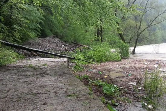 Červeno značený turistický chodník v Prielome Dunajca v PIENAPe je do odvolania nepriechodný